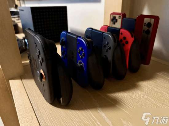 玩家在《Switch2秘密展》發現冷知識：Joy-Con手柄能直著放