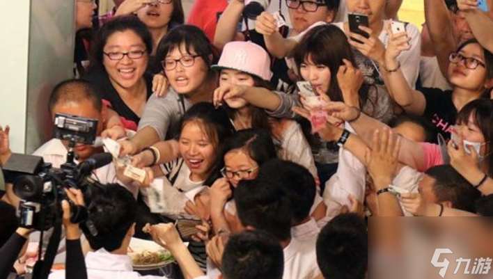 不愿在游戏里充钱 玩家半夜连续作案 被堵门私生饭当场