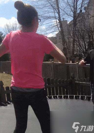 瑜伽教练一字马动态图怎么展现水平 动态图中有什么要点